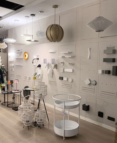 Exposición de lámparas colgantes y apliques en la zona de iluminación del showroom de Interley.